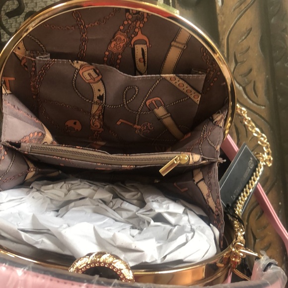 Pink!! Brand new Fabulous pink jeweled clasp crossbody bag. - Picture 3 of 5